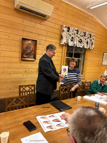 Zonordf. Bjarne Tunis tar emot LC Jeppos standar.